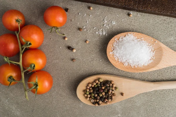 Pemandangan atas sekelompok tomat ceri alami, garam dan merica — Stok Foto