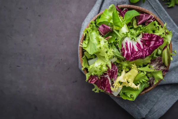Salata karışımı ile rucola. Taze sebze salatası, sağlıklı gıda, salata yaprakları