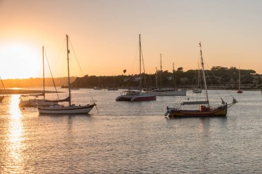 Alvor günbatımında Portekiz liman.