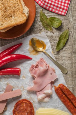 Geleneksel Portekiz aperatif yiyecek hazırlanması için malzemeler.