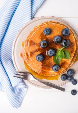 Yaban mersinli ve karamel şuruplu krep yığını.