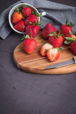 Kırmızı dut çilek seramik kupalar içinde