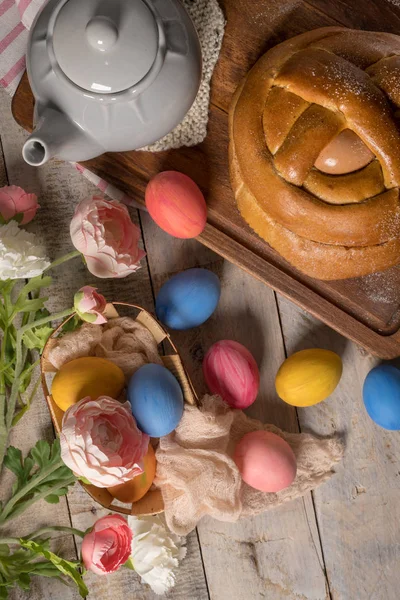 彩蛋放在木制桌面上的复活节彩蛋. — 图库照片