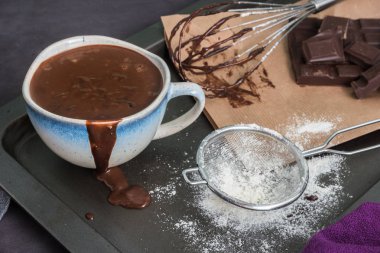 Fincanda eritilmiş çikolata sosu, çırpılmış çırpılmış çırpılmış.