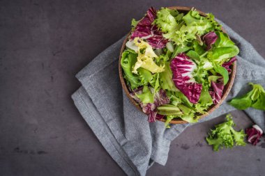 Salata karışımı ile rucola. Taze sebze salatası, sağlıklı yemek, salata