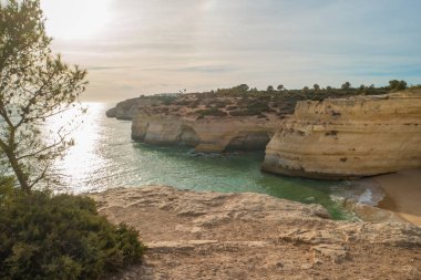 Benagil plaj sahil Algarve Portekiz mağaralar