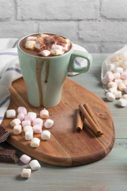 Kış sıcak içecek. Sıcak çikolata veya kakao hatmi ve baharat ile