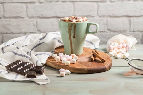 Winter hot drink. Hot chocolate or cocoa with marshmallow and spices — Stock Photo, Image