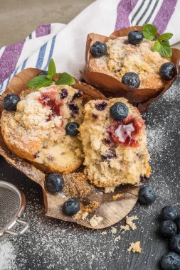 Pudra şekeri ve taze böğürtlenli yabanmersinli kek.