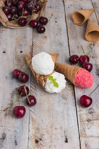 Coni di cialde tradizionali per gelato su tavola di legno . — Foto Stock