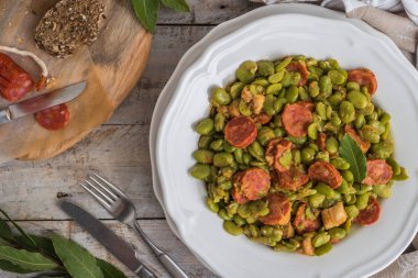 Chorizo ile geniş fasulye. Tipik Portekizce gıda