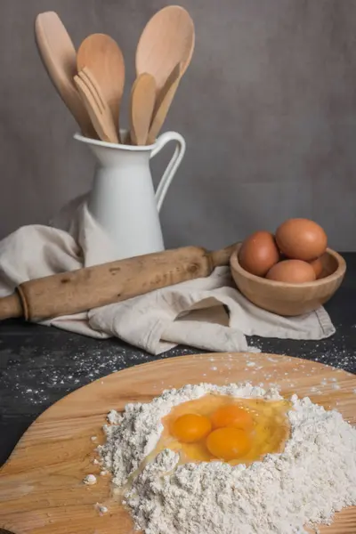 Huevos, masa, harina y rodillo sobre fondo de mesa de madera —  Fotos de Stock