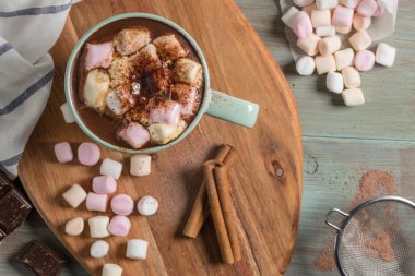 Kış sıcak içecek. Sıcak çikolata veya kakao hatmi ve baharat ile