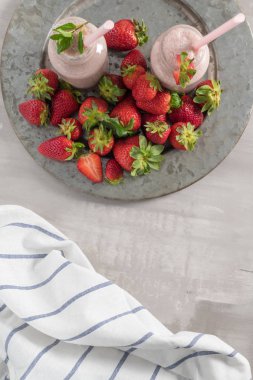 Çilekli milkshake ya da iki yüzlü Cam Kavanoz