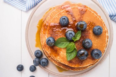 Yaban mersinli ve karamel şuruplu krep yığını.
