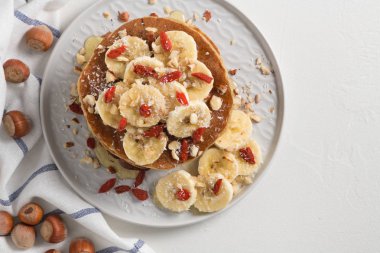 Muz, ceviz, goji ve ballı krep