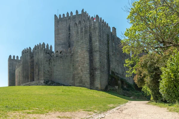 Medeltida slott i Guimaraes stad, Norte regionen i Portugal. — Stockfoto
