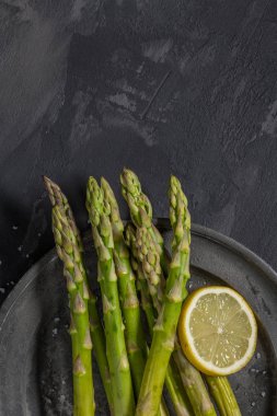 Genç çiğ çiğ organik yeşil kuşkonmaz ile paket dilimlenmiş