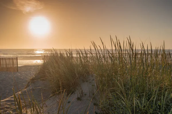 Pôr-do-sol na praia do Furadouro, Ovar, região de Aveiro, Portugal — Fotografia de Stock