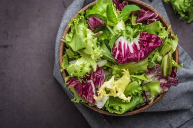 Salata ve roka karışımı. Taze sebze salatası, sağlıklı yemek, salata yaprakları. Beslenme konsepti. Sebze arka planı. 