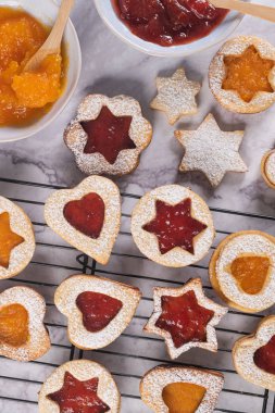 Noel kurabiyeleri Noel dekoratif çam dalı, reçel, hediye ve çerez kesiciler ile mermer yüzeyi düz yatırın