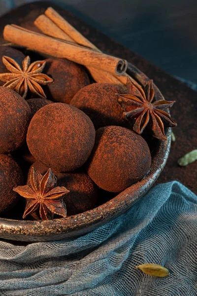 Craft chocolade truffels op bord met cacaopoeder en anijs, kaneel, kardemom. — Stockfoto