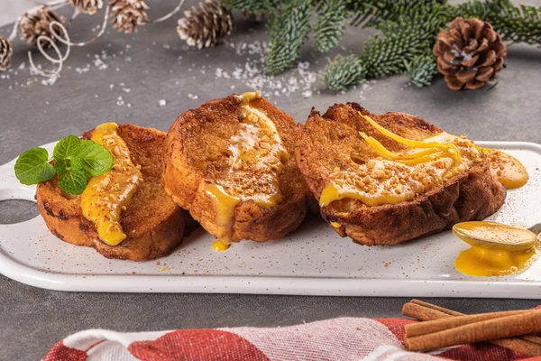 Rabanadas de Natal tradicionais com creme de gema de ovo e canela. Torrijas espanholas fechar na bancada — Fotografia de Stock