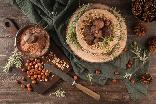 Heerlijke naakte chocolade en hazelnoten cake op tafel rustieke houten aanrecht. Bovenaanzicht. Vlakke plaat. — Stockfoto