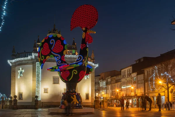 Barcelos, Portekiz - Circa Jauary 2019: Gece, genel sanat Barcelos horoz, cosidered Portekizce popüler kültürün en önemli simgelerinden birini ilham Pop Galo manzaraya — Stok fotoğraf