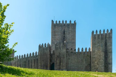 Castelo de Guimaraes Castle. Portekiz en ünlü kalede. İlk Portekizce Kral ve Portekizce ulus Doğum yeri. Guimaraes, Portekiz.