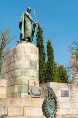 Nisan 2018 yaklaşık - Guimaraes, Portekiz: Portekiz D Afonso Henriques ilk kralı heykeli. Guimaraes, Portekiz