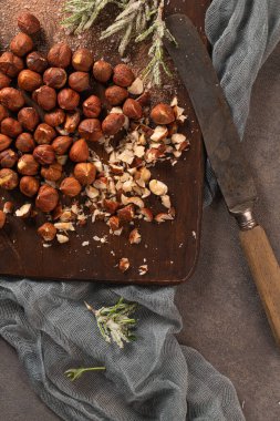 Kabuksuz fındıklı mutfak tahtası, yukarıdan görüş. Üst Manzara. Düz yatıyordu.