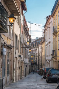 Portekiz 'in Viseu kentindeki dar bir caddenin manzarası.