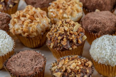Brigadeiro yaygın bir Brezilya tatlısıdır. Lezzetli çikolatalı Brigadeiro masasında