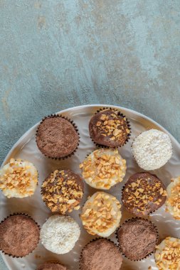 Brigadeiro yaygın bir Brezilya tatlısıdır. Lezzetli çikolatalı Brigadeiro masasında