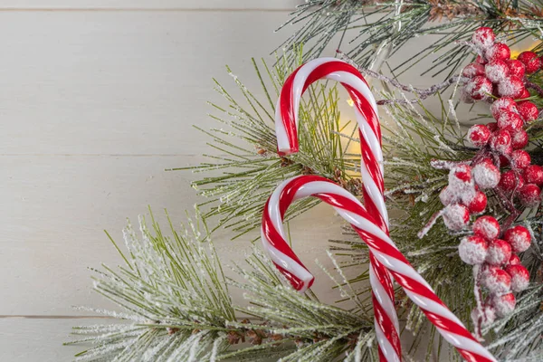 Jasne Boże Narodzenie lub Nowy Rok drewniane tło z gałązek jodły, dekoracje świąteczne. Świąteczne słodycze. Odbiór. Widok z góry — Zdjęcie stockowe