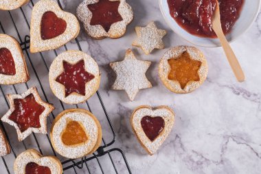 Yılbaşı kurabiyeleriyle mermer yüzeyde Noel 'de yatıyordu.