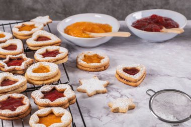 Yılbaşı kurabiyeleriyle mermer yüzeyde Noel 'de yatıyordu.