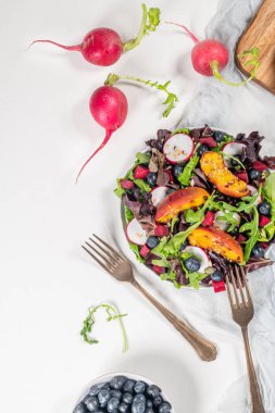 Taze bahar salatası, roka, marul, yabanmersini, turp...