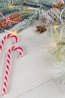 Parlak Noel ya da yeni yıl ağacından arkaplan, köknar dalları, Noel süslemeleri. Noel tatlıları. Uzayı kopyala Yukarıdan görüntüle