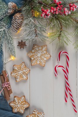 Parlak Noel ya da yeni yıl ağacından yapılmış köknar dalları, Noel süslemeleri, Noel kurabiyeleri, Noel tatlıları. Uzayı kopyala Yukarıdan görüntüle