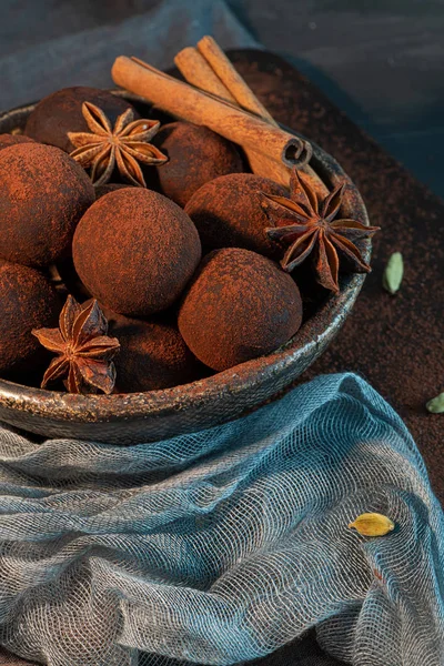 Tartufi artigianali al cioccolato su piatto con cacao in polvere e anice, cannella, cardamomo. — Foto Stock