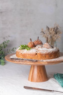 Beyaz mutfak tezgahında armut, zencefil ve tarçınlı lezzetli baharatlı pasta..