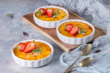 Creme Brulee-üst karamelize şeker ile geleneksel Fransız vanilya krem tatlı. Leite krem, Portekizli çöl