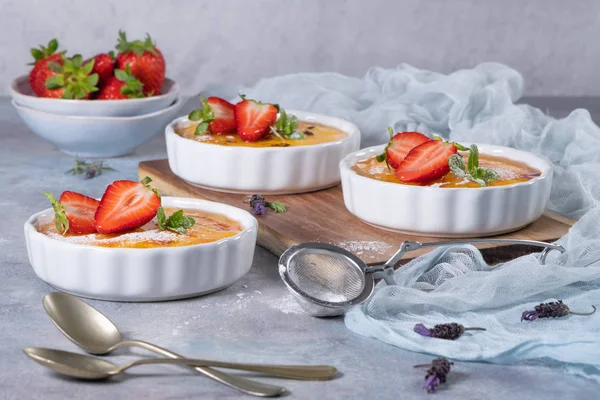 Krémová bruleta-tradiční francouzský vanilkový moučník s karamelizovanými cukry nahoře. Leite crème, Portugalská poušť — Stock fotografie
