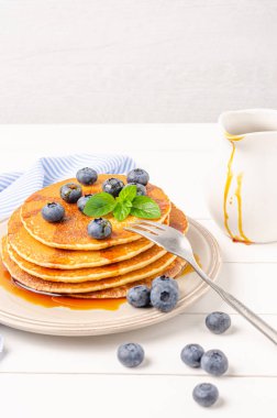 Yaban mersinli ve karamel şuruplu krep yığını.