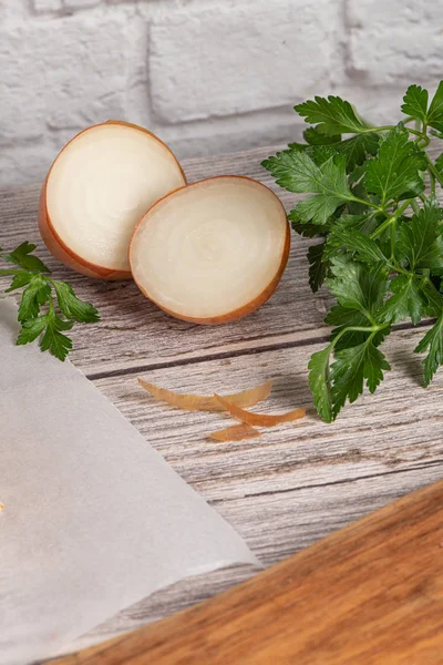 Frische Zwiebeln und Petersilie auf rustikalem Holzgrund. Zwiebeln. reife Zwiebeln. — Stockfoto