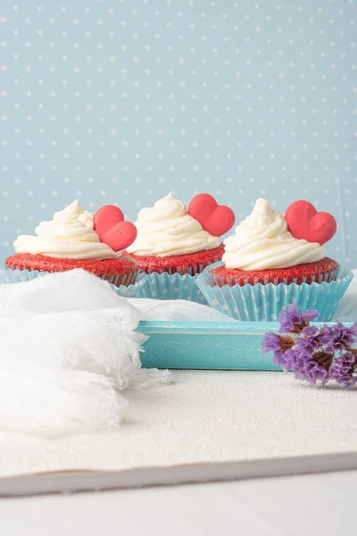 Red velvet heart cupcake with cream cheese frosting and a red heart for Valentine's Day — Stock Photo, Image