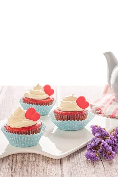 Red velvet heart cupcake with cream cheese frosting and a red heart for Valentine's Day — Stock Photo, Image