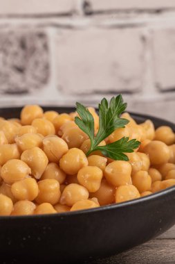 Mutfak tezgahında bir kasede nohut